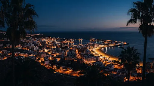 Las Palmas de Gran Canaria al anochecer con las luces encendidas
