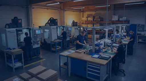 Nave industrial con maquinaria y puestos de trabajo